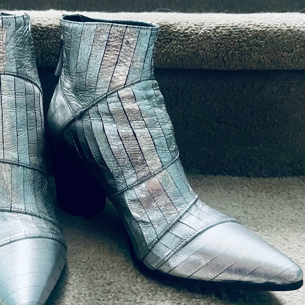 La CANADIENNE Metallic Silver Ankle Boots